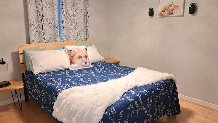 Krevat dopio "queen", 2 tavolina anësore, perde të errëta, rroba, një ventilator dhe batanije prej pelushi bëjnë për një gjumë të qetë gjatë natës.