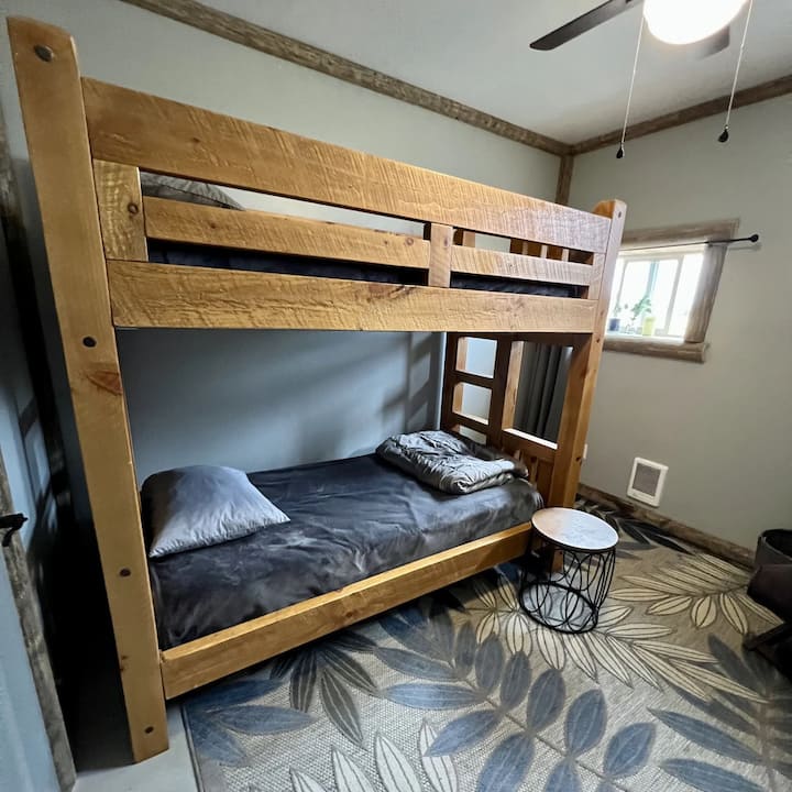 Stall Room #2 In Horse Barn On 24 Acres Twin Bunks - Glacier County