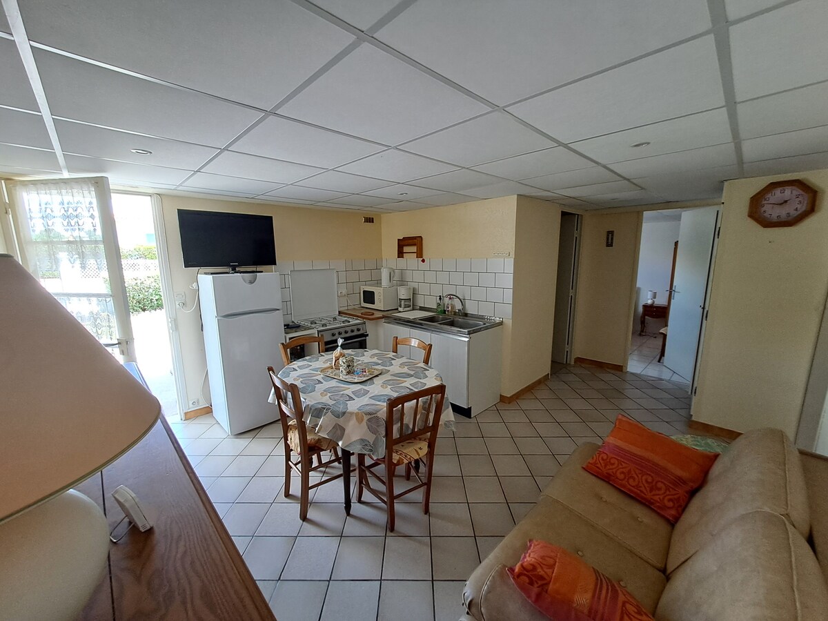 Annuncio Airbnb popolare: Garden level apartment in well located house a Meschers Sur Gironde