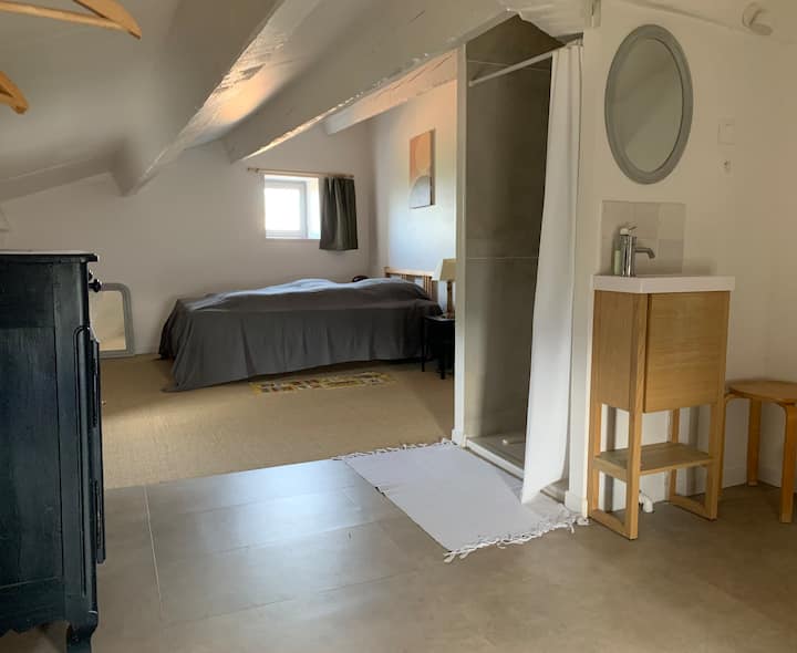 ზემოთ საძინებელი საშხაპით, ნიჟარითა და უნიტაზით