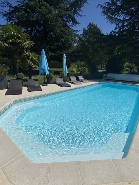 Les Mille Écus: L'atelier: pool, spa