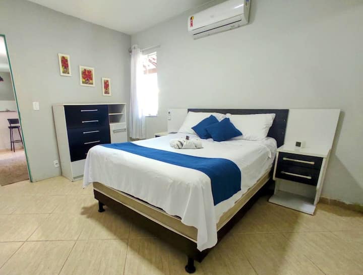 Izba s vlastnou kúpeľňou s manželskou posteľou, matracom na podlahe, klimatizáciou, zatemnením závesov, miestom na uloženie oblečenia, posteľnou bielizňou a inteligentnou televíziou so streamovaním.