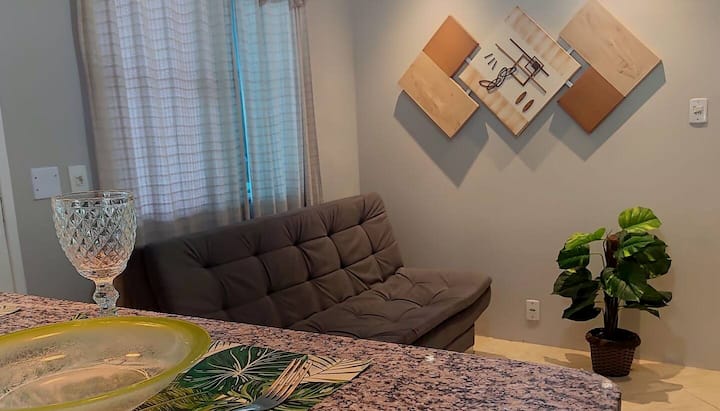 Obývacia izba vybavená rozkladacou pohovkou, Wi-Fi, inteligentnou televíziou so streamovaním, prenosnými ventilátormi a nepriamym a útulným osvetlením.