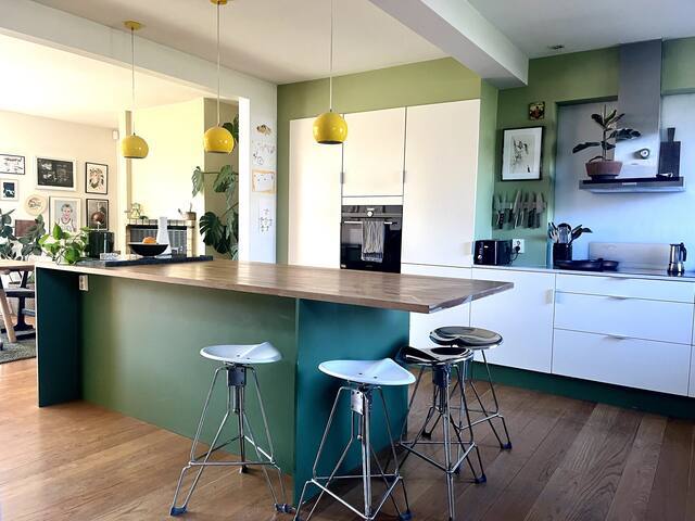 Big&bright duplex by the woods, close to downtown. gallery image 5