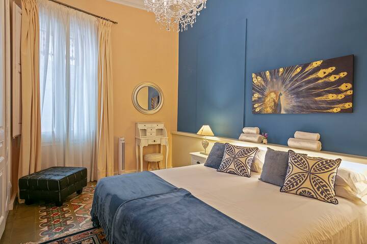 Modernist villa,private garden & pool in Barcelona gallery image 3