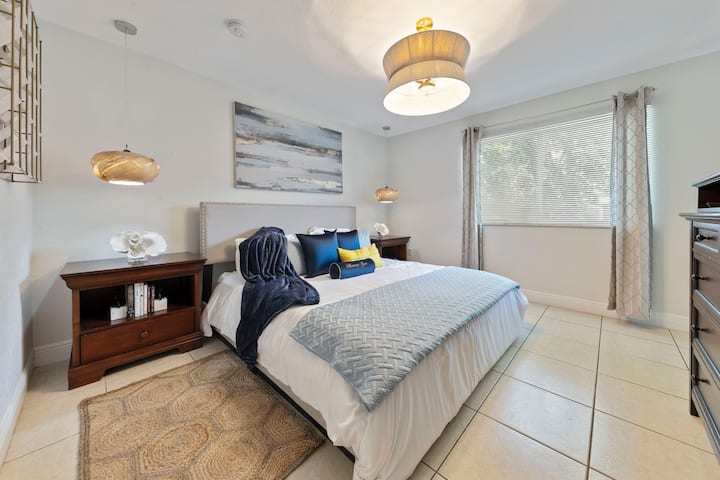 Chumba cha Dhahabu ambapo utalala usingizi mzito kwenye kitanda na mito yenye starehe.  Chumba hiki kina bafu la kujitegemea. 