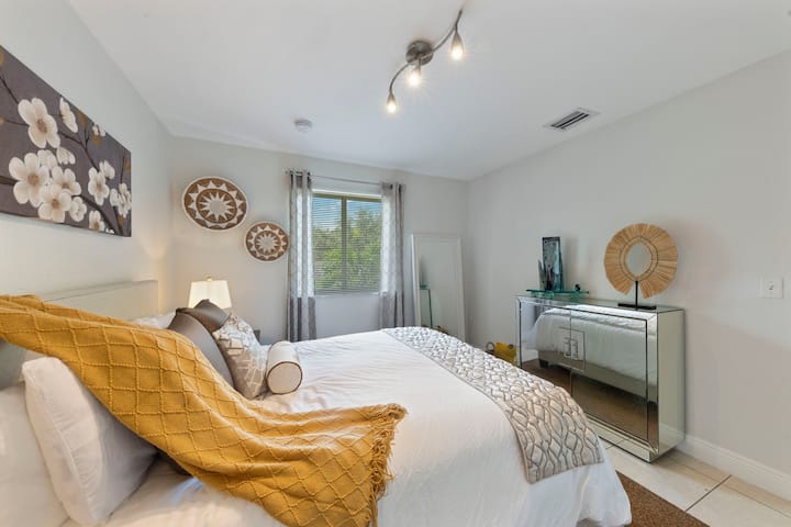 Chumba cha Shaba, kitanda cha ukubwa wa malkia katika chumba kizuri ambapo utalala vizuri.  Ukuta hadi kabati la ukuta.