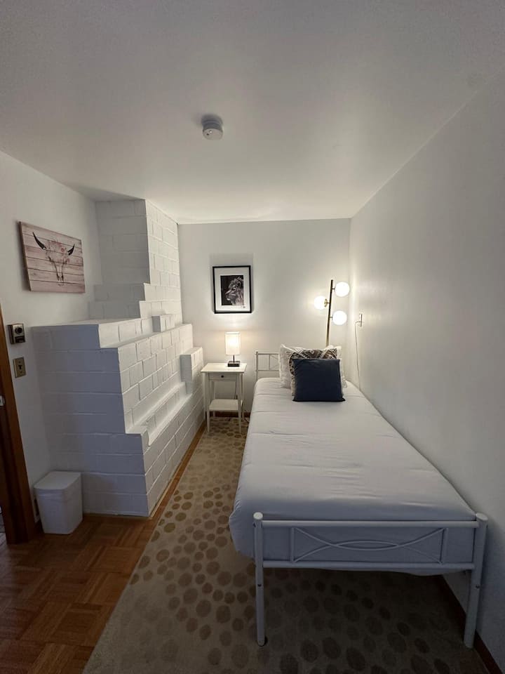 Ნათელი და მშვიდი ერთადგილიანი საძინებელი - იდეალურია მარტო მოგზაურებისთვის ან ბავშვებისთვის. Მყუდრო შტრიხები, რბილი განათება და დამამშვიდებელი დეკორი მას მშვიდი დასვენების საშუალებას აძლევს ერთი დღის შემდეგ.