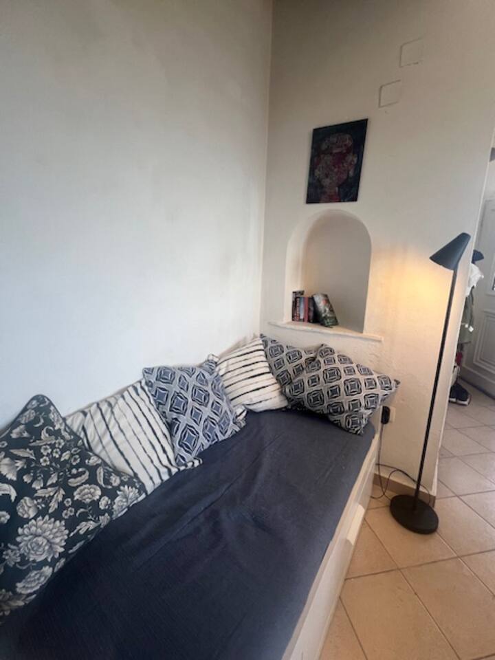 Canapé convertible confortable, dans le séjour/la cuisine qui se convertit en lit la nuit.  Il y a la climatisation et le ventilateur de plafond.
Panne à l'aide de volets en bois pour les portes et les fenêtres. Pour ceux qui souhaitent être isolés, il y a un rideau à tirer pour le lit