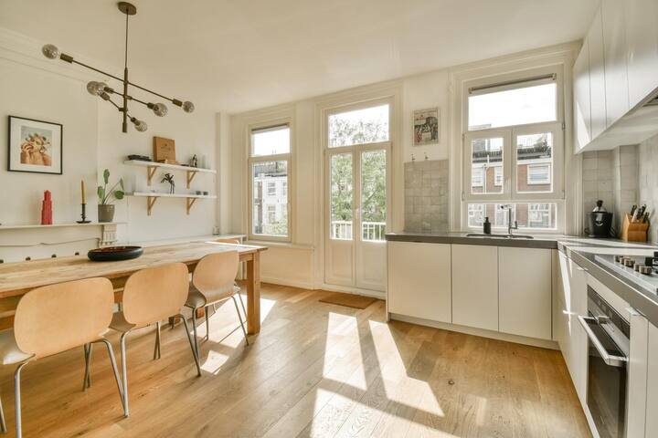 Canal-View Apartment with Large Rooftop Terrace gallery image 2