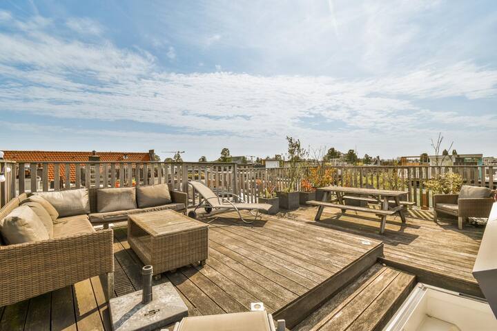 Canal-View Apartment with Large Rooftop Terrace gallery image 4