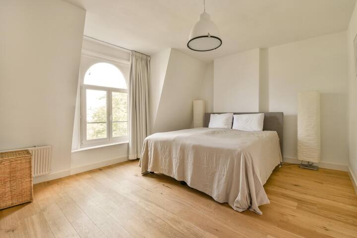 Canal-View Apartment with Large Rooftop Terrace gallery image 5