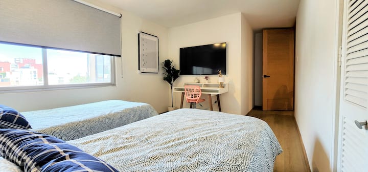 Vitanda viwili vya mtu mmoja na nafasi ya Ofisi ya Nyumba