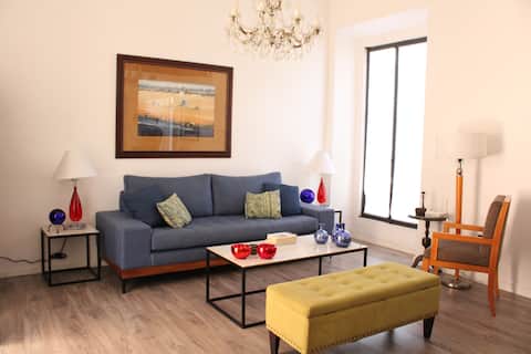 Successful Airbnb property: Loft steps from the cathedral, relaxing rooftop pool in Guadalajara