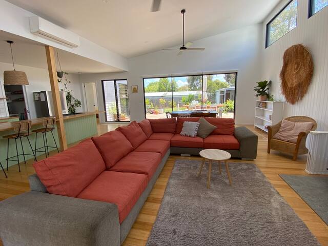 Family friendly home, walking distance to beach gallery image 4