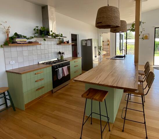 Family friendly home, walking distance to beach gallery image 5