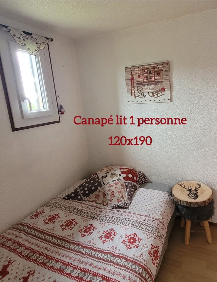 الأريكة في سرير العمل لشخص واحد مريحة للغاية مع نافذة ومصراع دوارة لإعاقة الغرفة في الليل