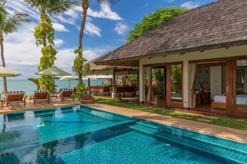 Beachfront, family home, full service with Chef