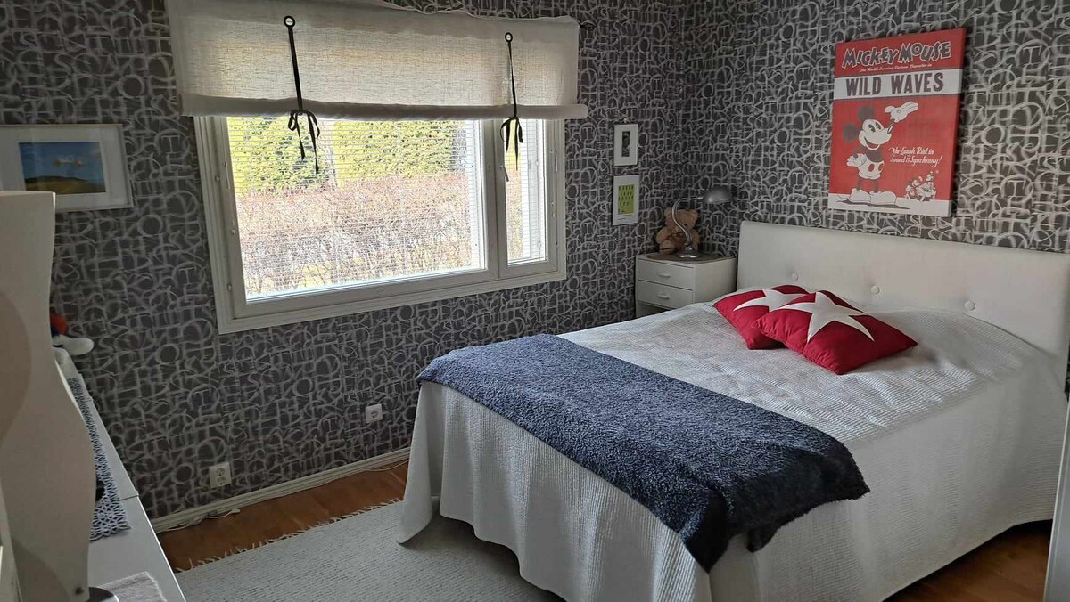 غرفة نوم 1، 12.2 متر مربع بسرير مزدوج وتلفزيون وكرسي ورف معطف وخزانة ملابس