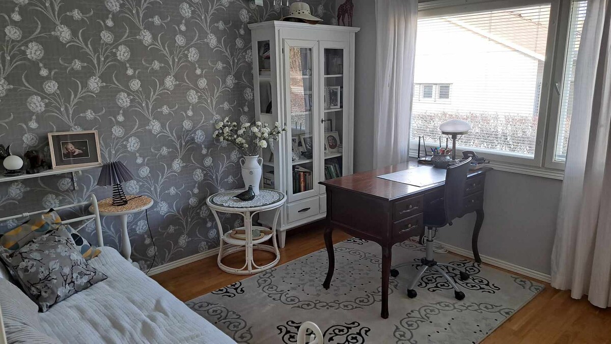 MH 3, 11m2 غرفة مع سرير أريكة قابلين للتمديد ومكتب ورف معطف