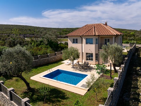 Full Privacy 3BD Villa w/ Outdoor Pool and Garden