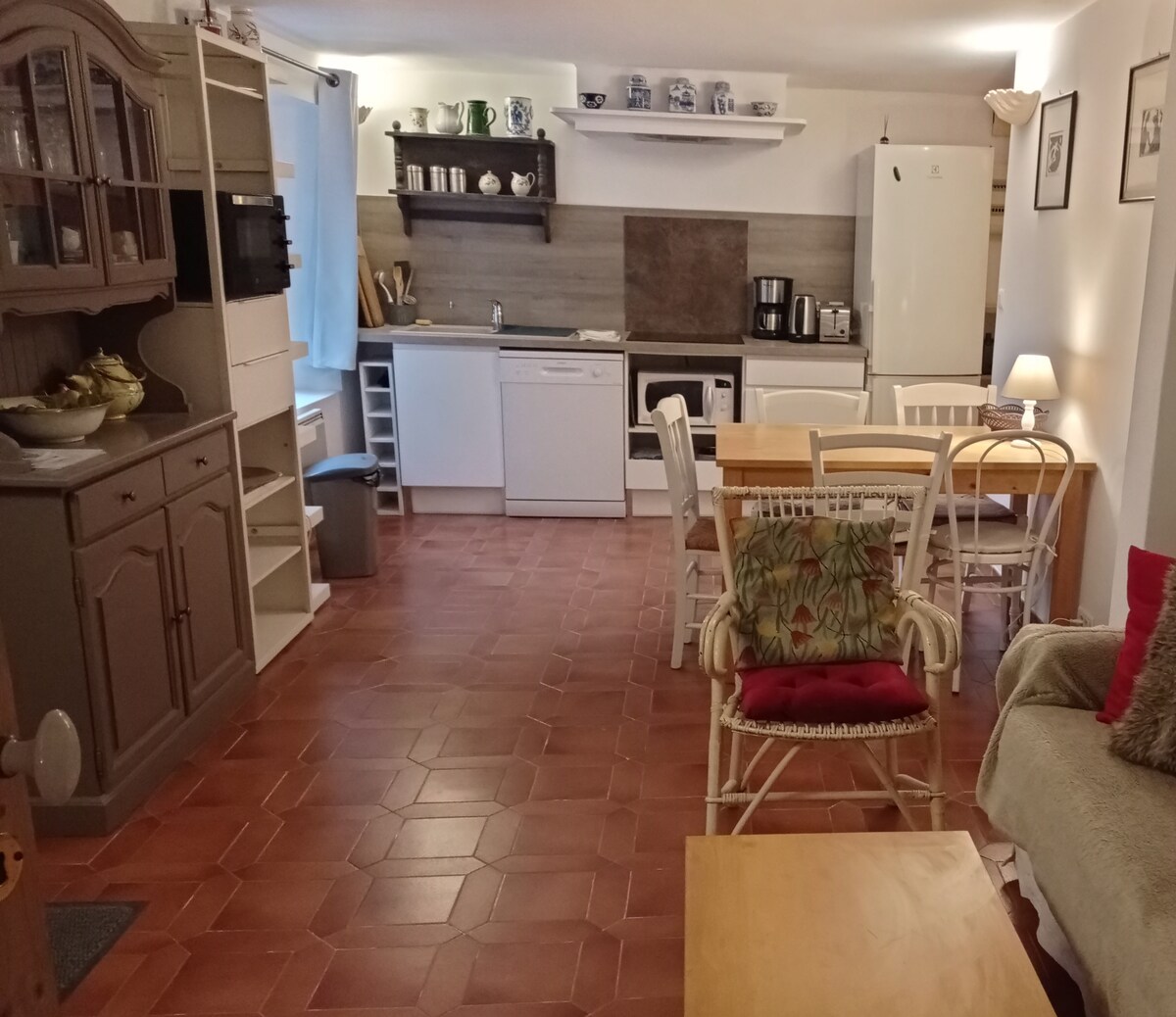 Top performing Airbnb: Garden level 1930s villa near the center and sea in Antibes