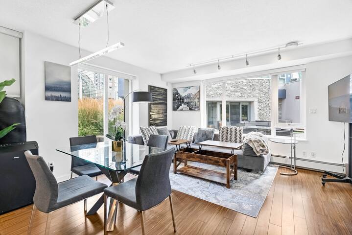 5 BR & 3 BTH Entire 3 Floor Townhome-Rooftop gallery image 2