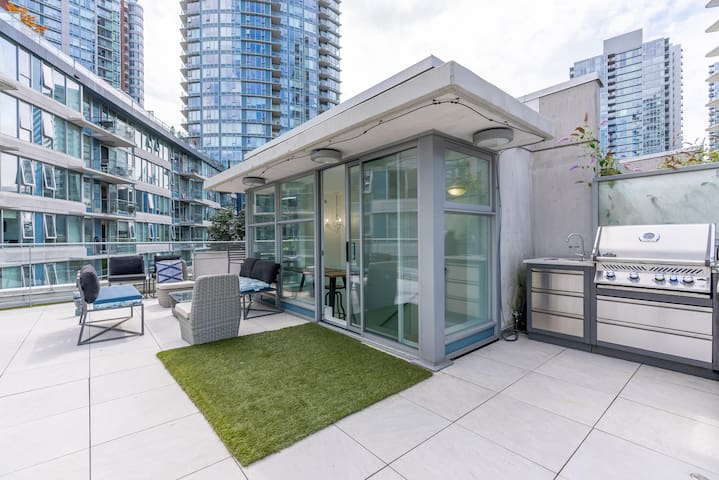 5 BR & 3 BTH Entire 3 Floor Townhome-Rooftop gallery image 4