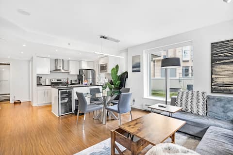 5 BR & 3 BTH Entire 3 Floor Townhome-Rooftop