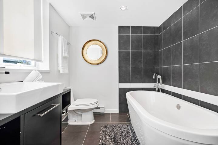 5 BR & 3 BTH Entire 3 Floor Townhome-Rooftop gallery image 3