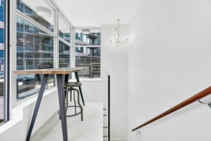 5 BR & 3 BTH Entire 3 Floor Townhome-Rooftop gallery image 5