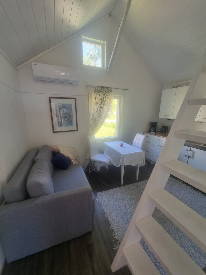 Mökin viimeisin sisustus, huonekalut hieman eri asennoissa.