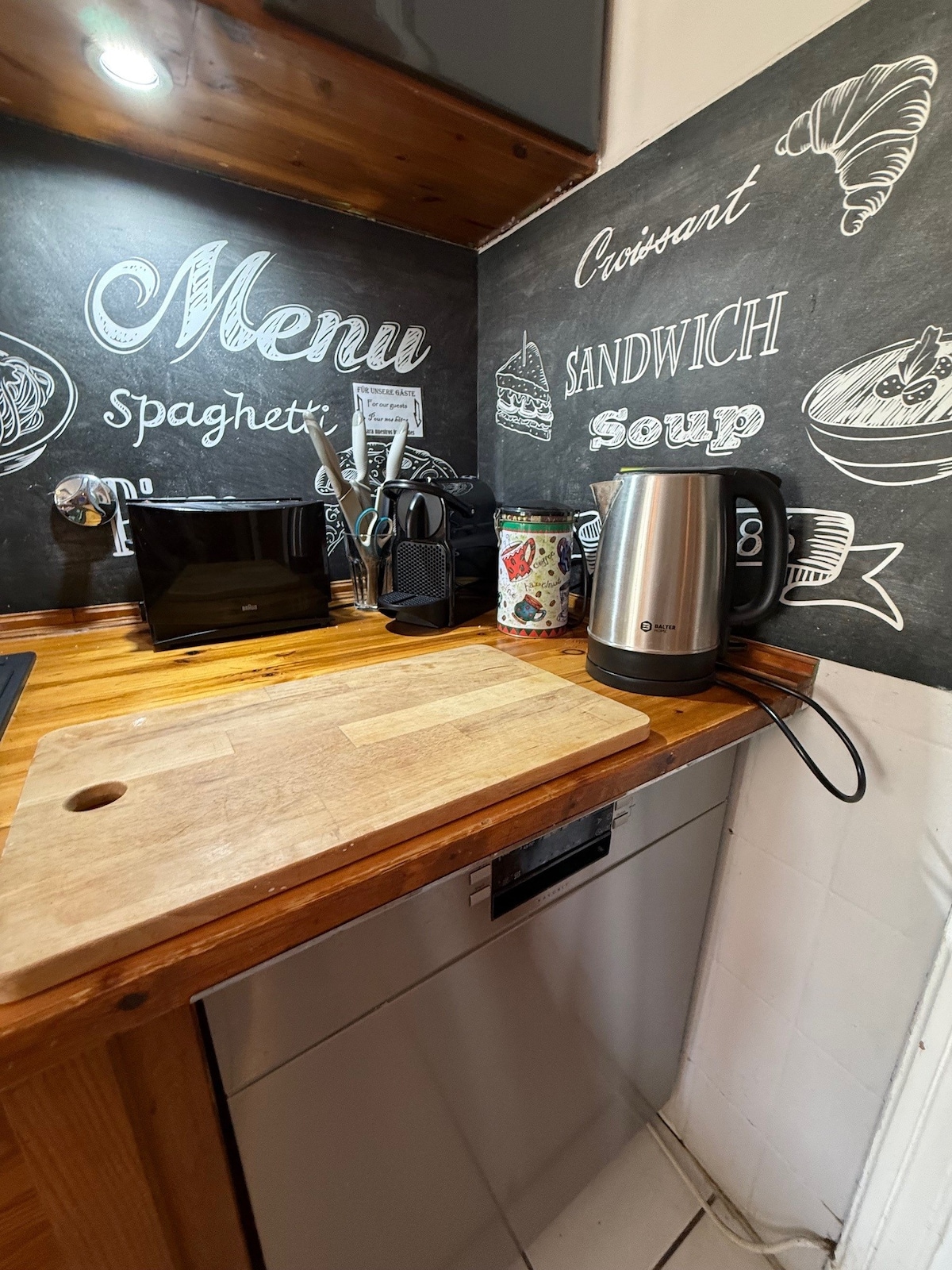 厨房的使用有限（仅可用于煮咖啡/茶，并与其他房客以及房东夫妇共用）。 提供冰箱、洗碗机、Nespresso咖啡机、水壶和简单炊具。