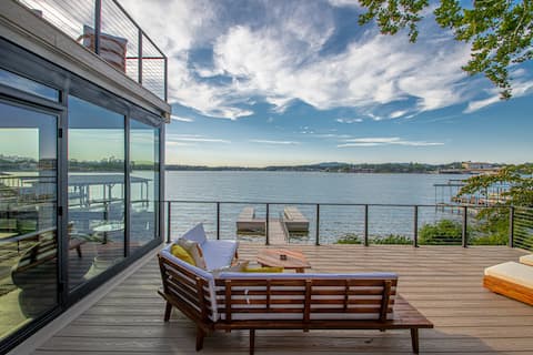Lakefront homes that sleep 22- 10 min to downtown