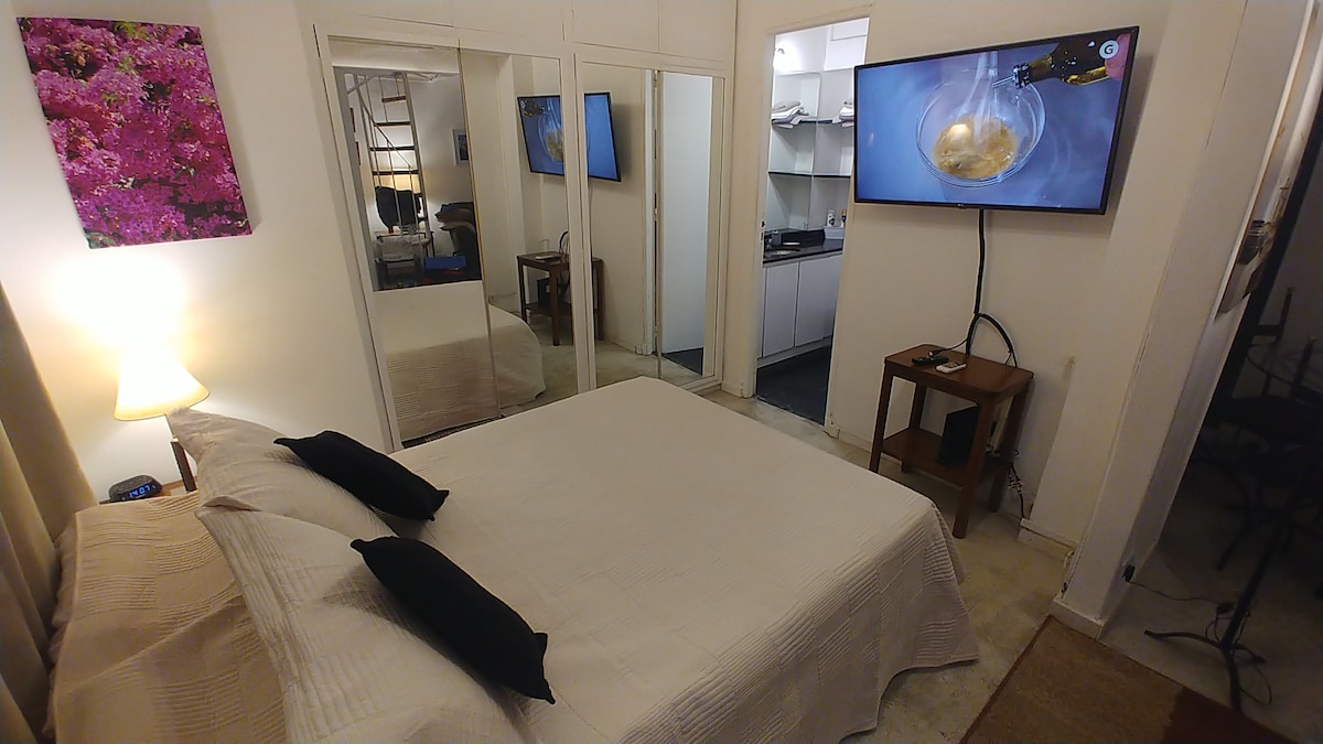 开放式卧室、标准双人床、全功能衣柜、智能电视、无线网络