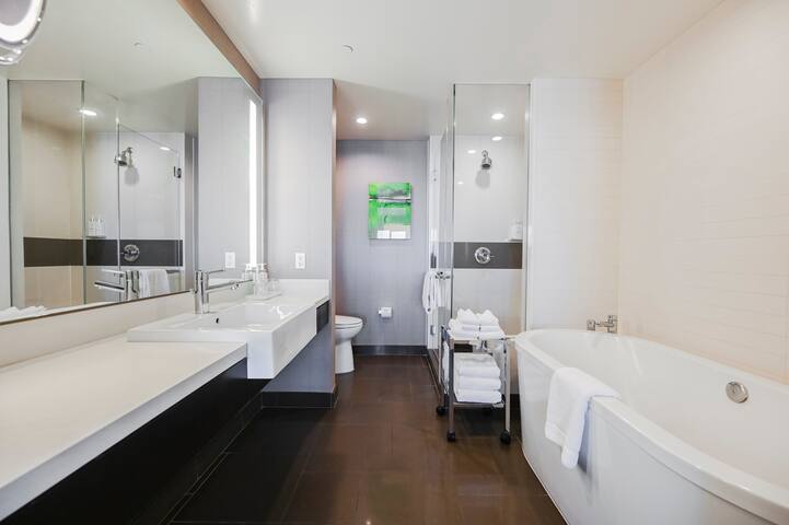 L43 VDARA Unique 2BD Adjoining Studios | Sleeps 8 gallery image 4