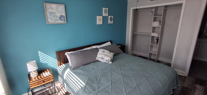 Dva identična apartmana s bračnim krevetom (King) – savršena za parove ili prijatelje koji putuju zajedno.
