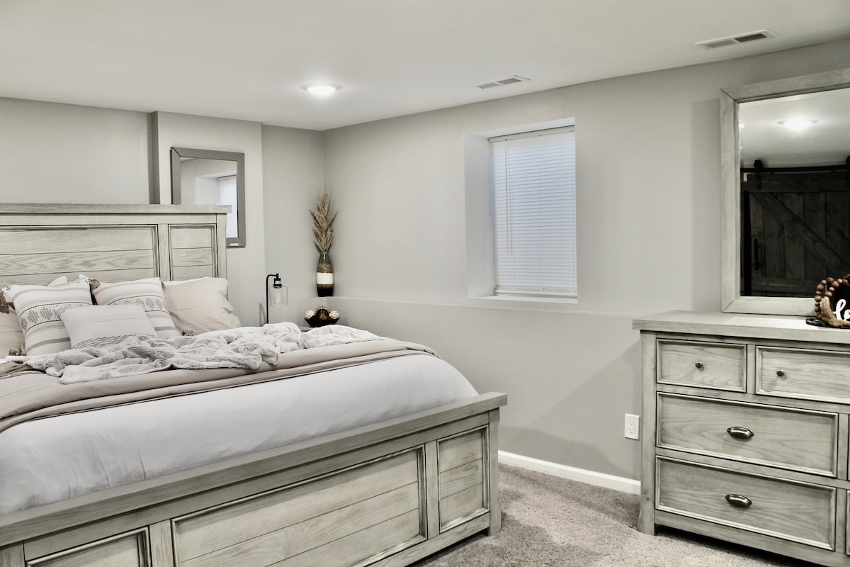 El dormitorio principal cuenta con un lujoso baño privado y una espaciosa cama tamaño king. Puedes desconectar frente al televisor de pantalla plana y disfrutar de una relajación muy necesaria. La habitación está diseñada para proporcionar el máximo confort y seguramente satisfará todas tus necesidades.