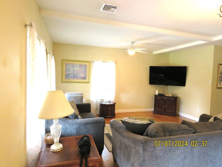 Beach Getaway With Ac, Walking Distance To Seawall - Narragansett, RI