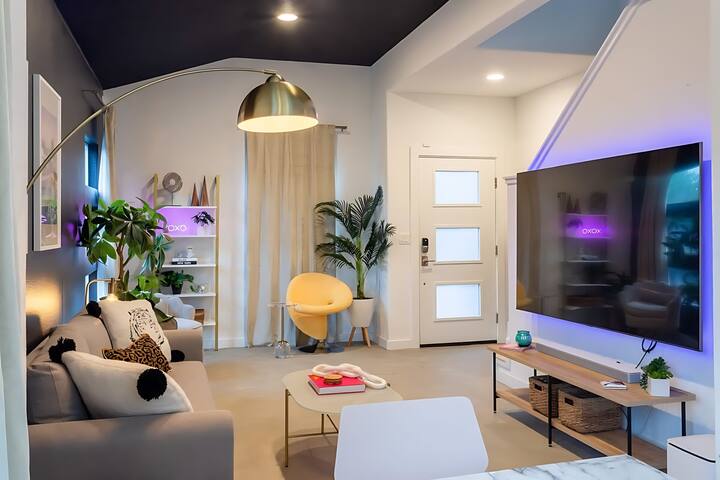 Downtown Austin Oasis w Pool & Hot Tub—Sleeps 16 gallery image 4