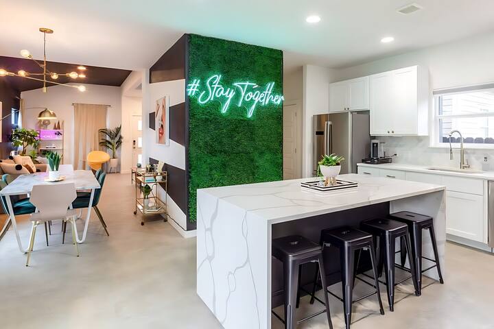 Downtown Austin Oasis w Pool & Hot Tub—Sleeps 16 gallery image 3