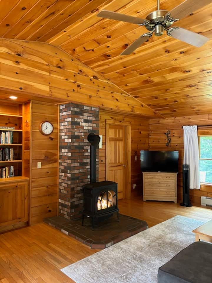 Large 1 Bedroom Log Cabin Near Long Pond. - Bar Harbor, ME