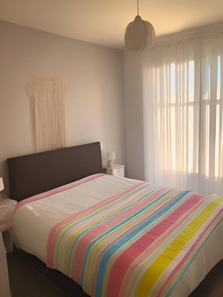 Chambre 3  parentale, orientée sud-est, avec lit double 140 x 190 cm, grand placard coulissant et salle d'eau/WC privative