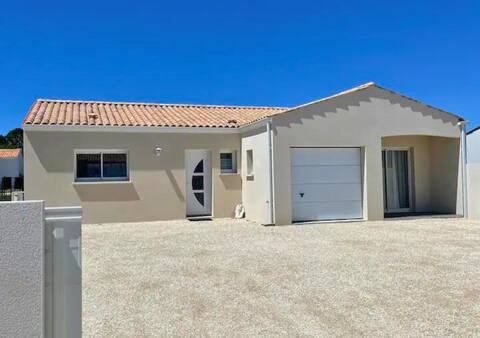 Beach 15 minutes away, Downtown and Supermarket within walking distance