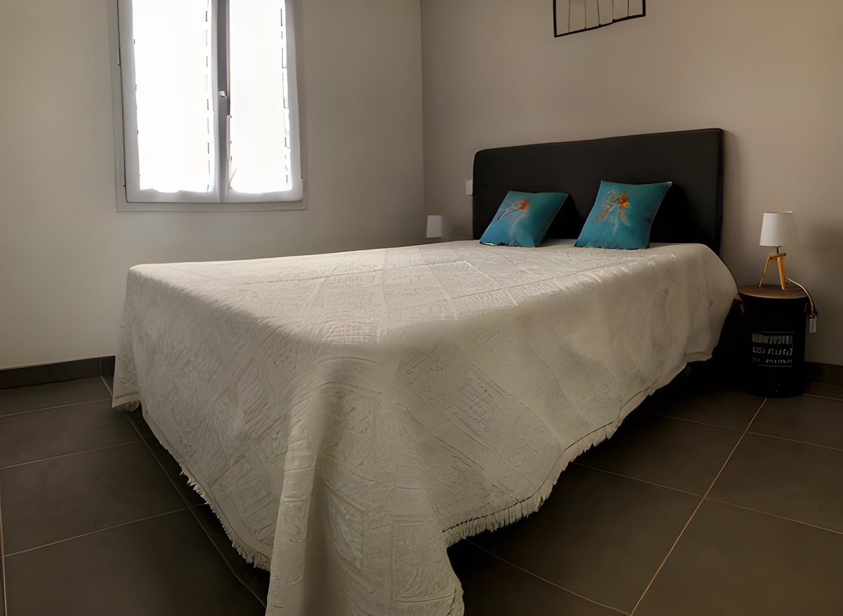 ห้องนอน 1 - เตียงคู่ขนาด 140x190 ซม. พร้อมตู้เสื้อผ้าขนาดใหญ่