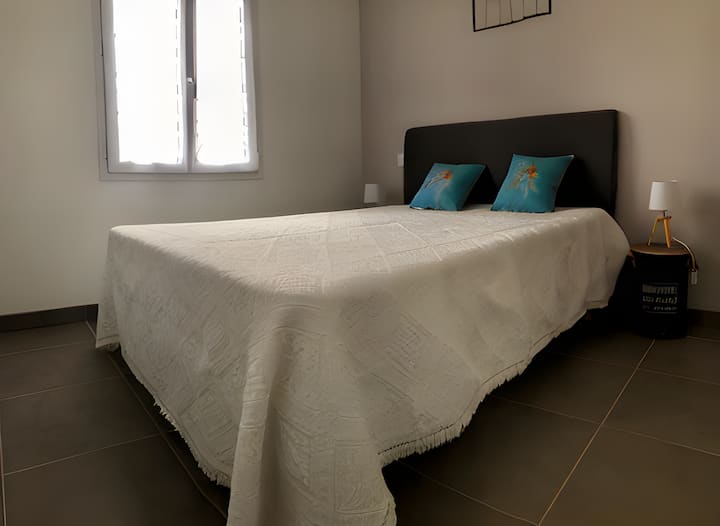 Chambre 1 - Lit double 140 x 190 cm avec grand placard