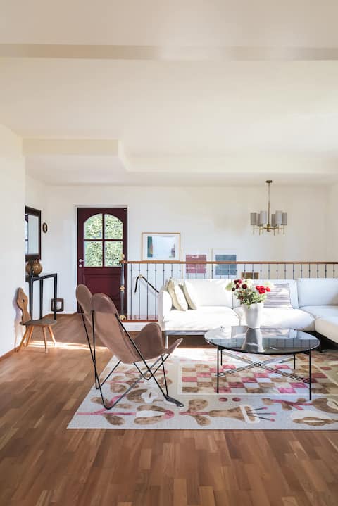 Charming Bijou breathtaking lake view