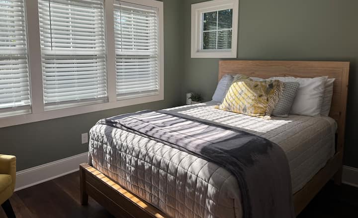 Sunčana jutra u spavaćoj sobi s bračnim krevetom koja se nalazi na katu.