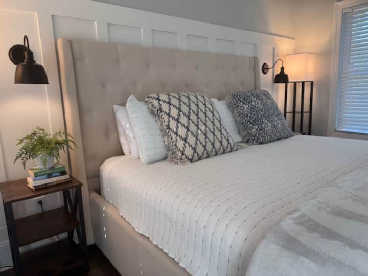 Glavna spavaća soba s kupaonicom i velikim bračnim krevetom