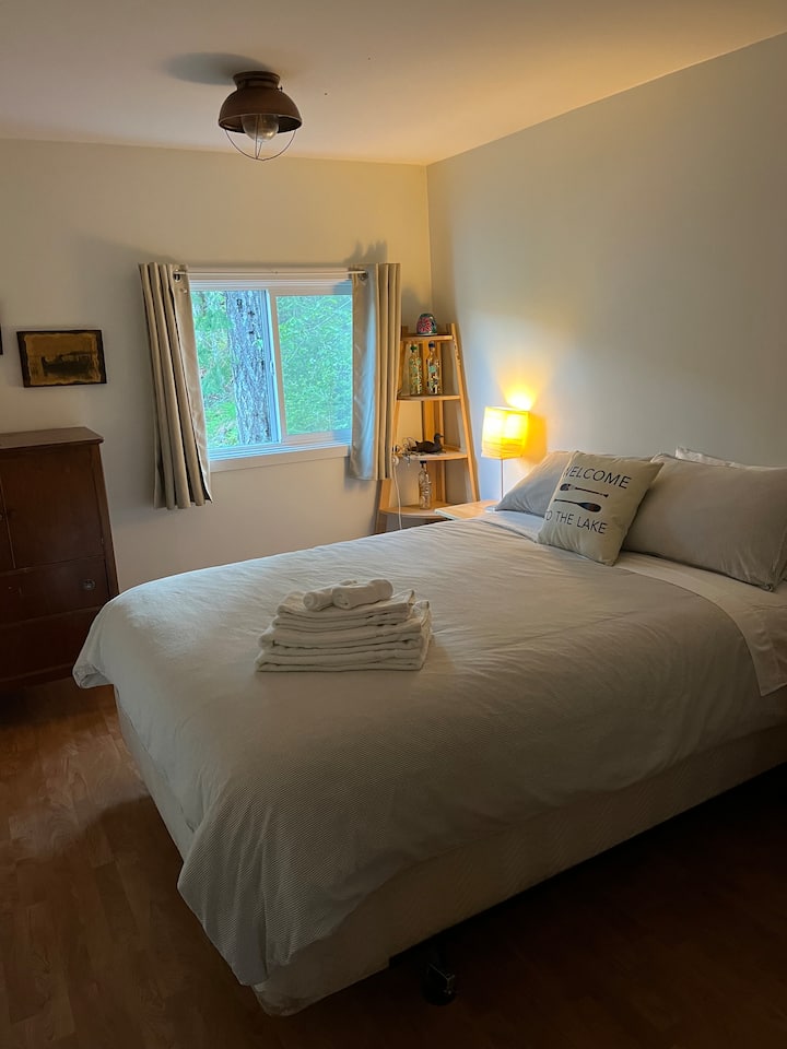 主客房，配有标准双人床、衣橱、抽屉柜和架子、专用办公桌和工作空间